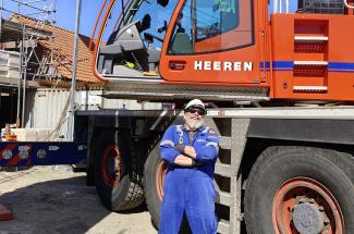 “Je rijdt in een kraan als in een personenauto, wel zit je 1,5 meter vóór de wielen” “Je rijdt in een kraan als in een personenauto, wel zit je 1,5 meter vóór de wielen”