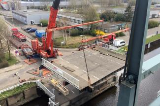 Heeren Transport en kraanverhuur verplaatst brugdelen Vlietbrug